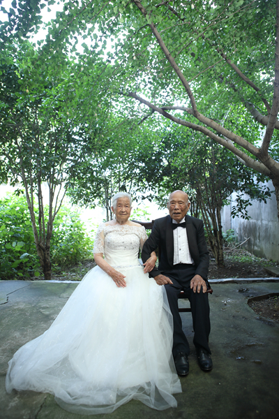 等了70年的婚紗照！滬九旬老人收到“白金婚”禮物，見(jiàn)證七十年愛(ài)情甜蜜